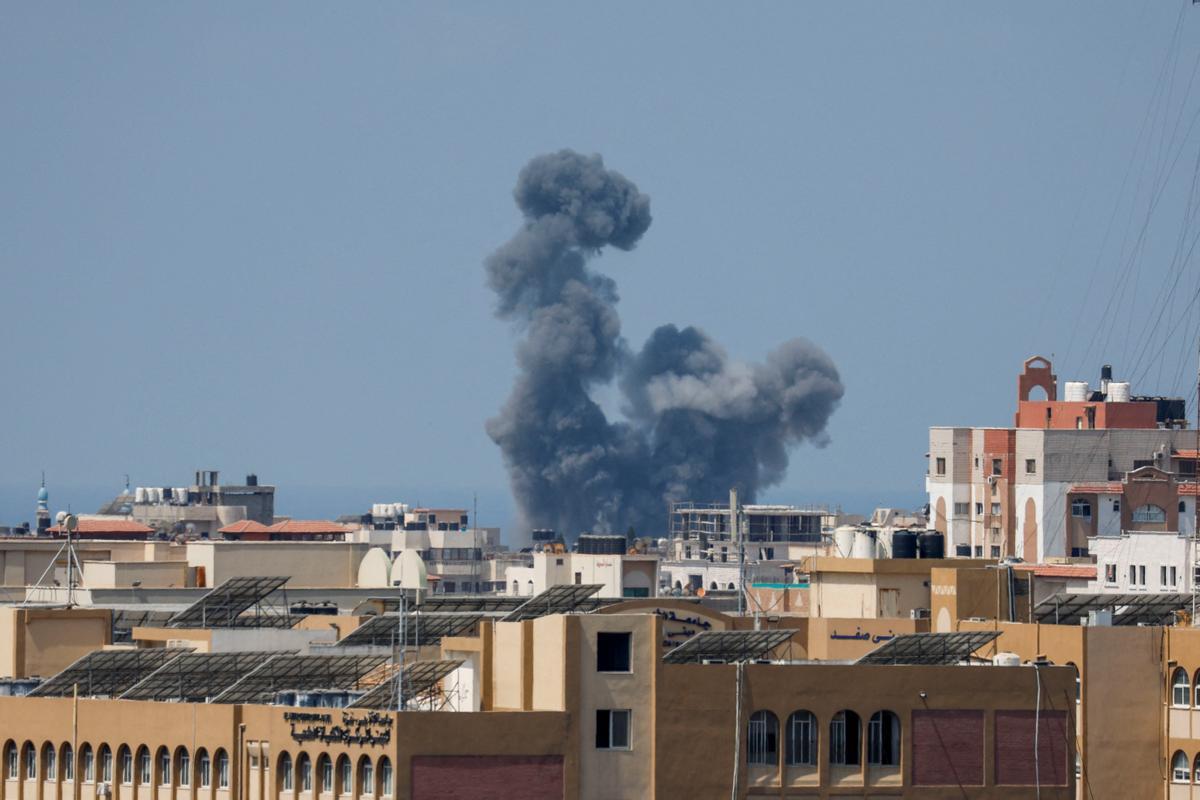 El humo se eleva durante un ataque aéreo israelí, en medio de los combates entre Israel y Gaza