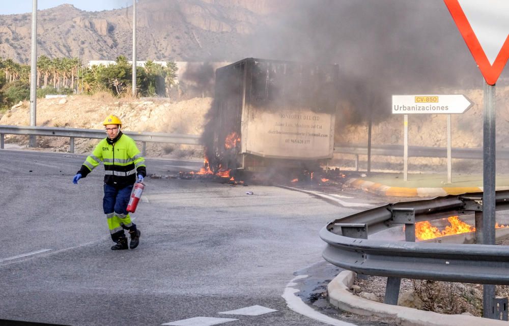 Arde un camión en Monforte del Cid