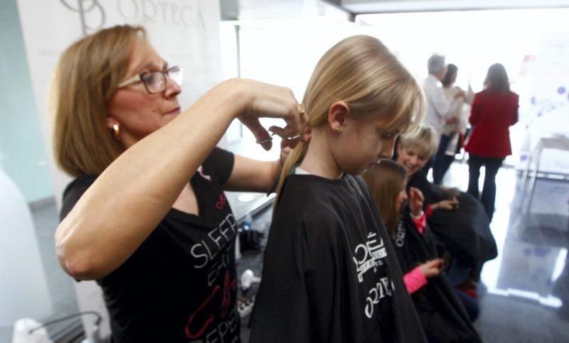 Más de 70 mujeres se cortan el pelo en la Quirón para sumarse a la lucha contra el cáncer