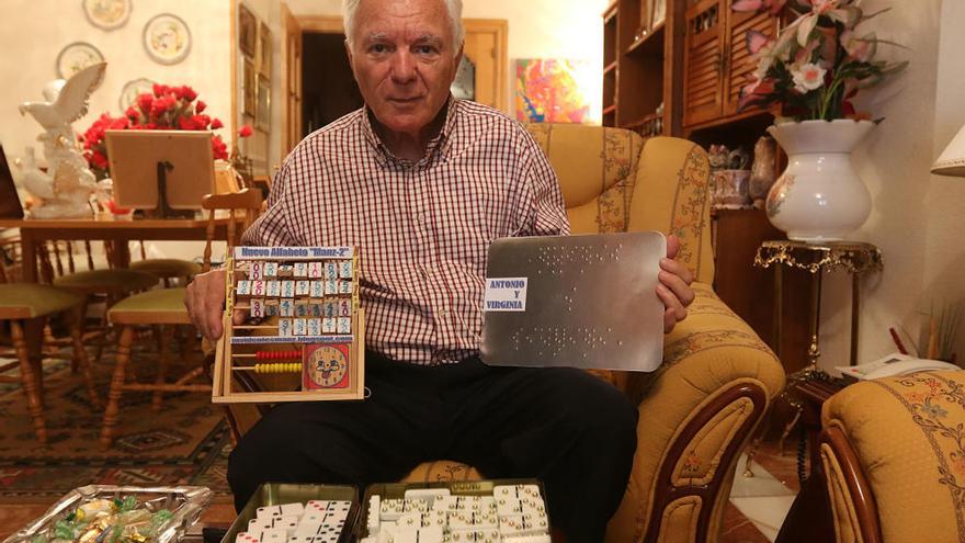Antonio Manzanares, con su alfabeto para invidentes basado en las fichas del dominó.