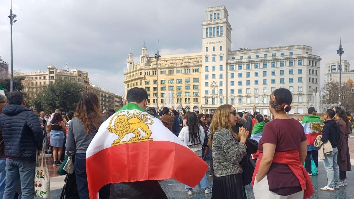 Iraníes en Barcelona se concentran en la plaza Catalunya para celebrar la muerte del ayatolá Jameneí