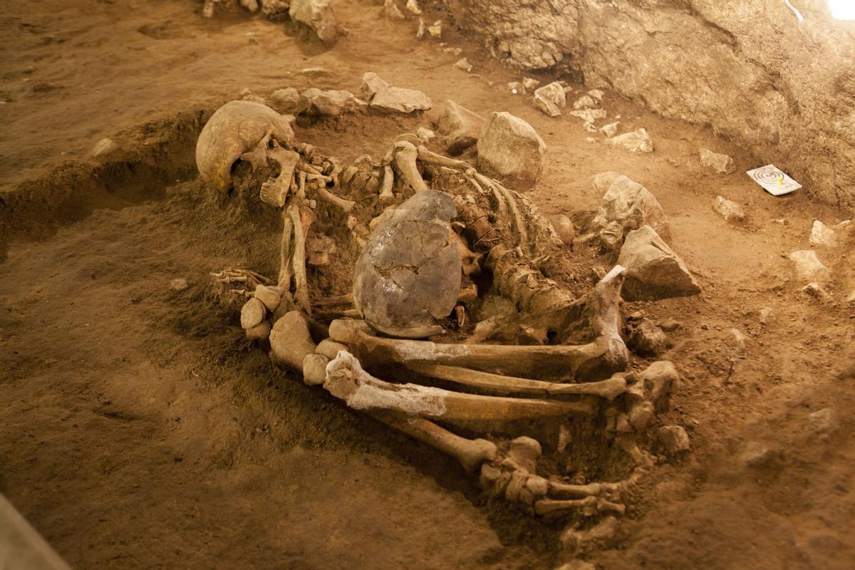 Los restos de un habitante neolítico del Garraf, inhumado en el interior de la cueva con signos claros de ritual funerario.