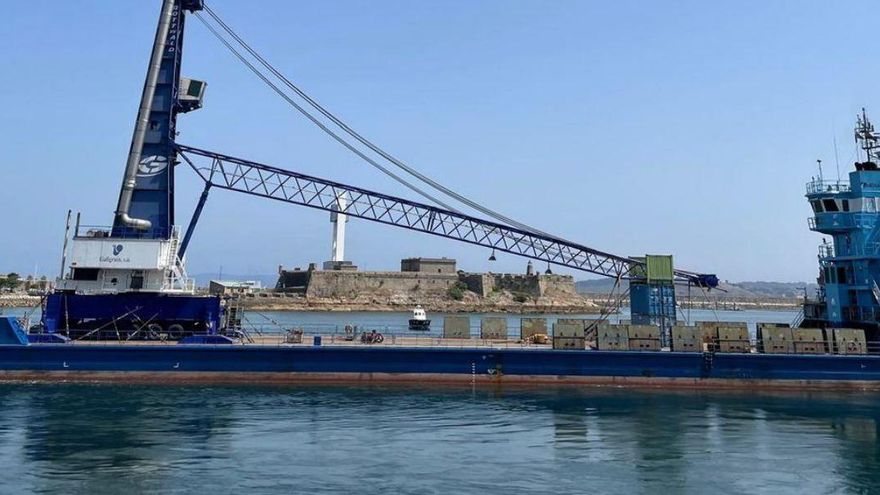 Una grúa de 450 toneladas llega por mar al puerto de Marín para dar servicio al Grupo Nogar