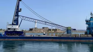 Una grúa de 450 toneladas llega por mar al puerto de Marín para dar servicio al Grupo Nogar