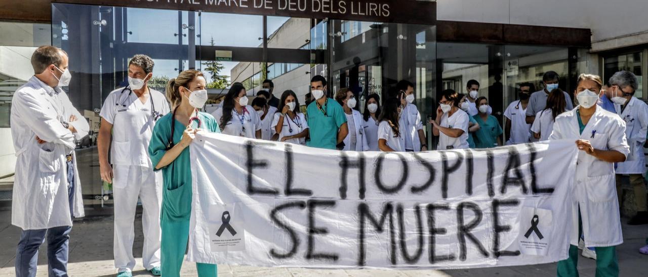 Médicos protestando este viernes a las puertas del Hospital Virgen de los Lirios de Alcoy.