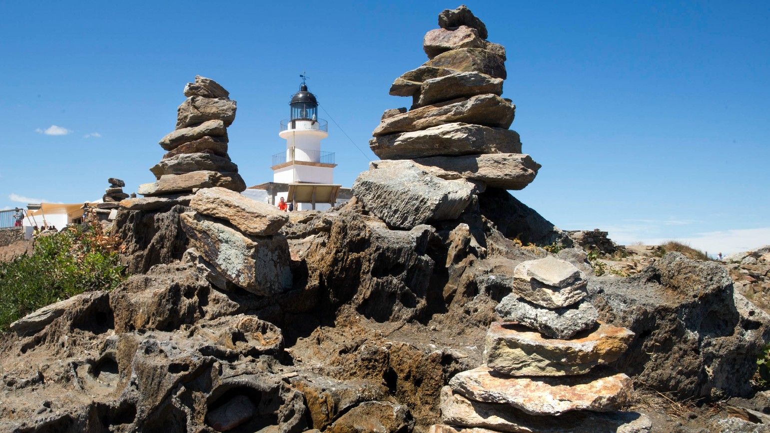 Piedras apiladas en el Cap de Creus en 2017