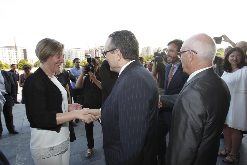 Javier Moll, presidente EPI, saluda a la consellera de Obras Públicas, Maria José Salvador, a su llegada a la gala del 25º aniversario de Levante de Castelló