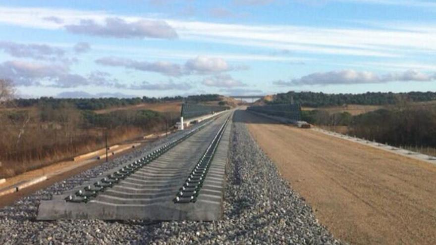 Entre Olmedo y Zamora sólo se montó una vía, pese a que la plataforma está prevista para dos.