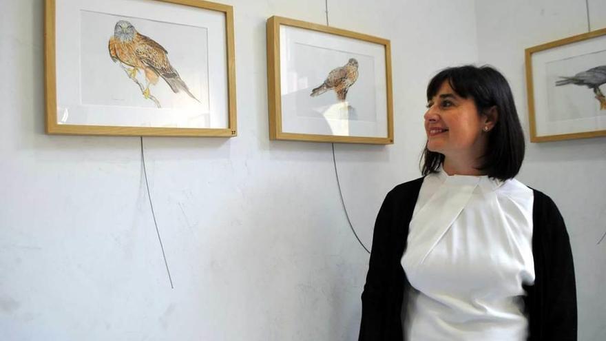 Isabel González contempla algunas de sus creaciones durante la inauguración de la muestra.