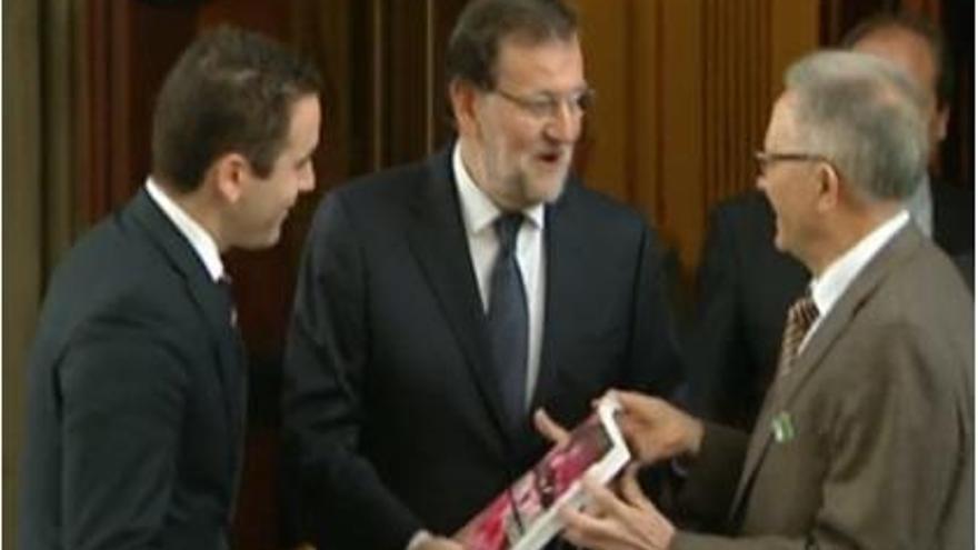 Rajoy recibe el libro de la Floración en Cieza