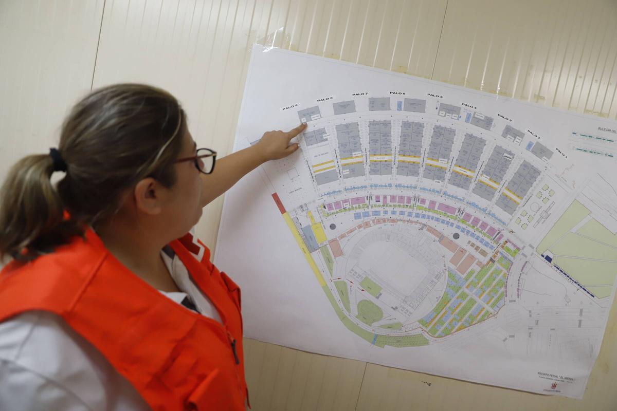 Nerea Casas señala el mapa de la Feria.