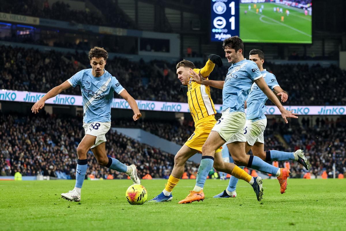 MANCHESTER (United Kingdom), 07/01/2026.- Brajan Gruda of Brighton (C) in action against Max Alleyne (L) and Abdukodir Khusanov (R) of Manchester City during the English Premier League match between Manchester City FC and Brighton & Hove Albion, in Manchester, Britain, 07 January 2026. (Reino Unido) EFE/EPA/ADAM VAUGHAN EDITORIAL USE ONLY. No use with unauthorized audio, video, data, fixture lists, club/league logos, 'live' services or NFTs. Online in-match use limited to 120 images, no video emulation. No use in betting, games or single club/league/player publications