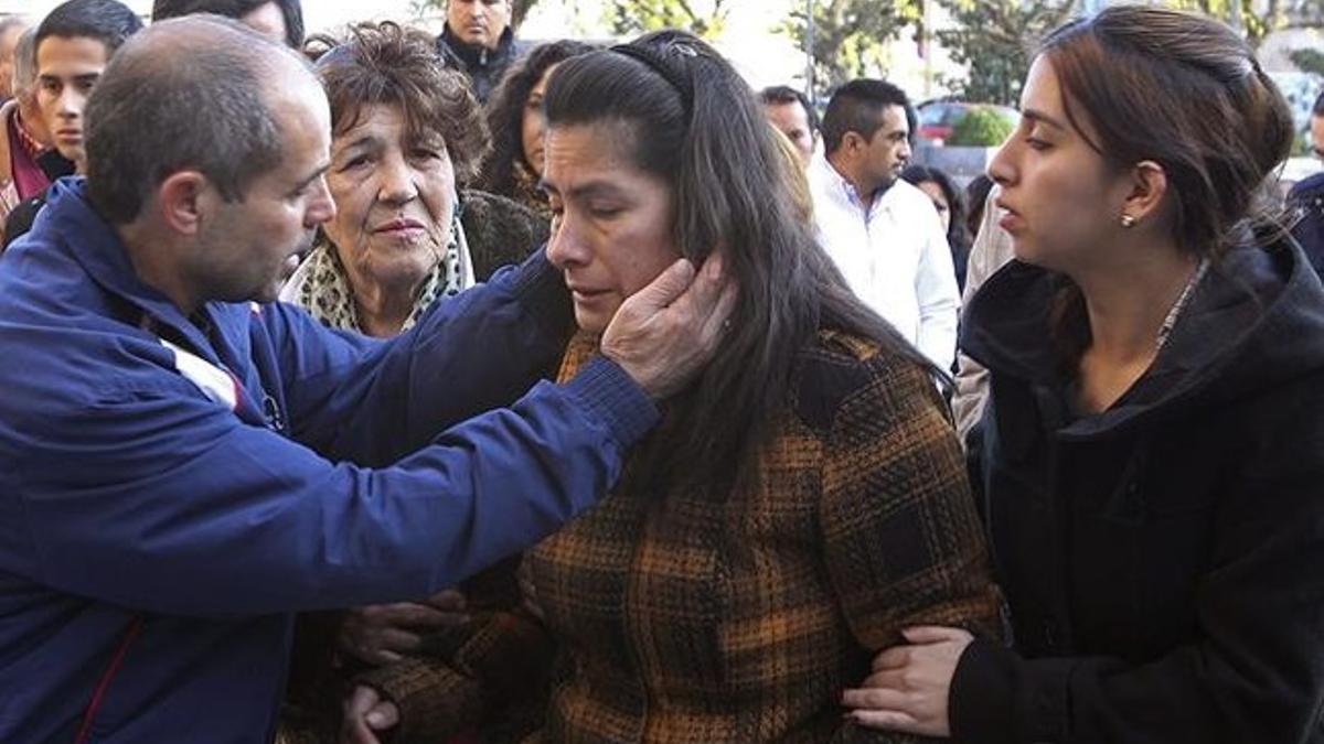 Familiares consuelan a la madre de la menor fallecida en Torralba de Calatrava.