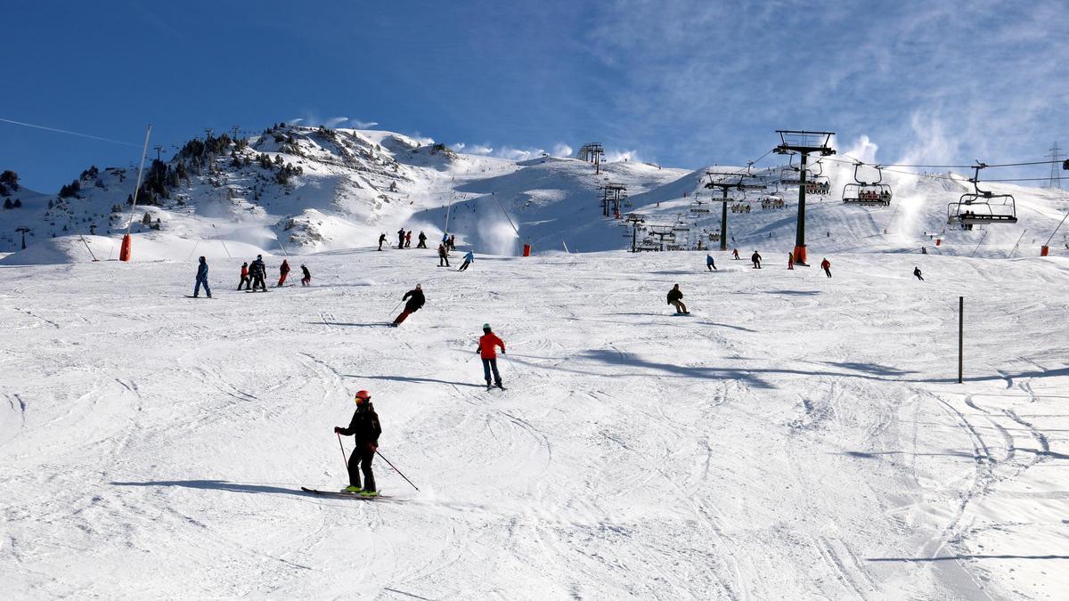 Esquiadores estrenando la temporada de esquí en las pistas de Baqueira Beret