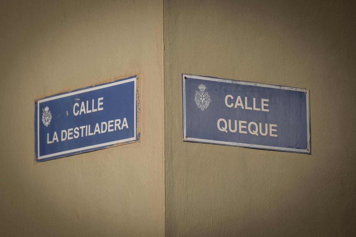 Las placas de las calles La Destiladera y Queque, en la urbanización más canaria de Santa Cruz.