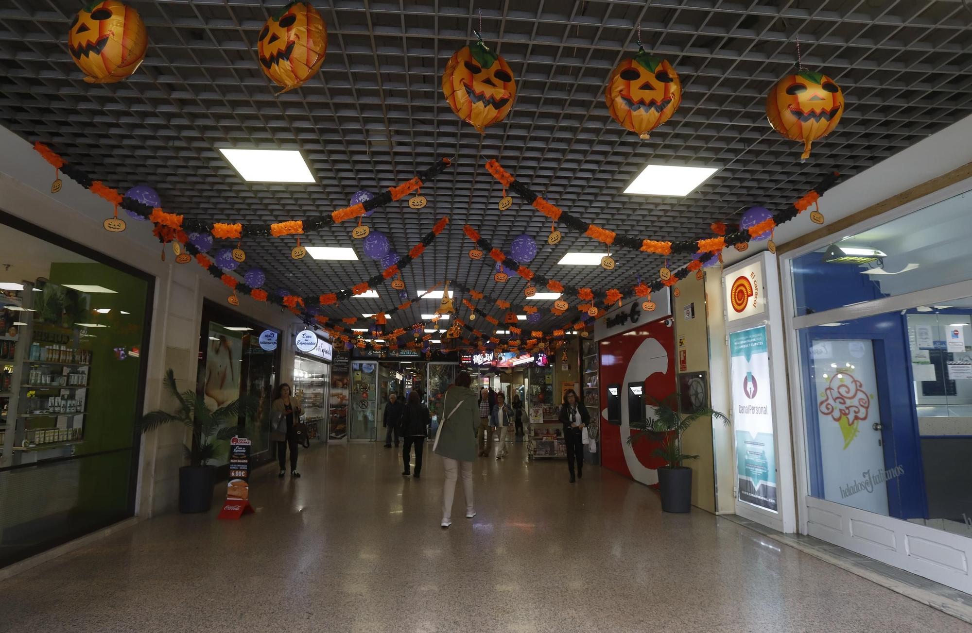 En imágenes | Los escaparates de Zaragoza se visten de Halloween