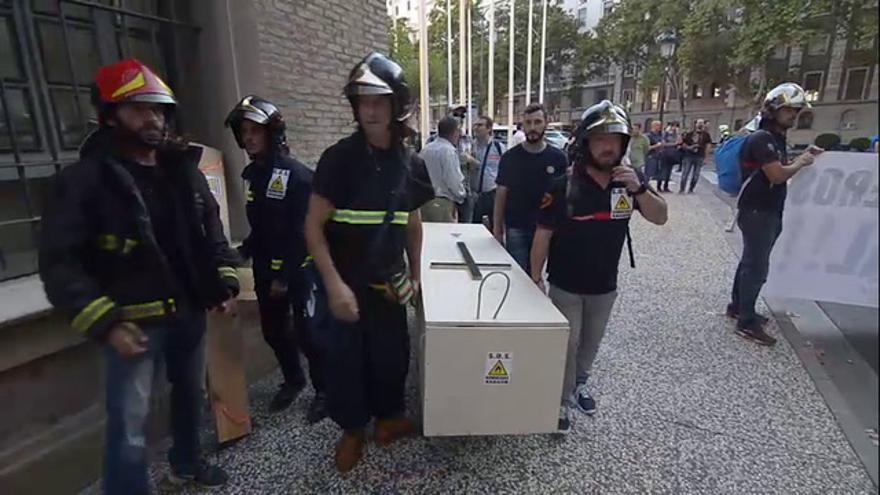 Los Bomberos piden frente a la DGA un servicio "digno" para proteger a la ciudadanía