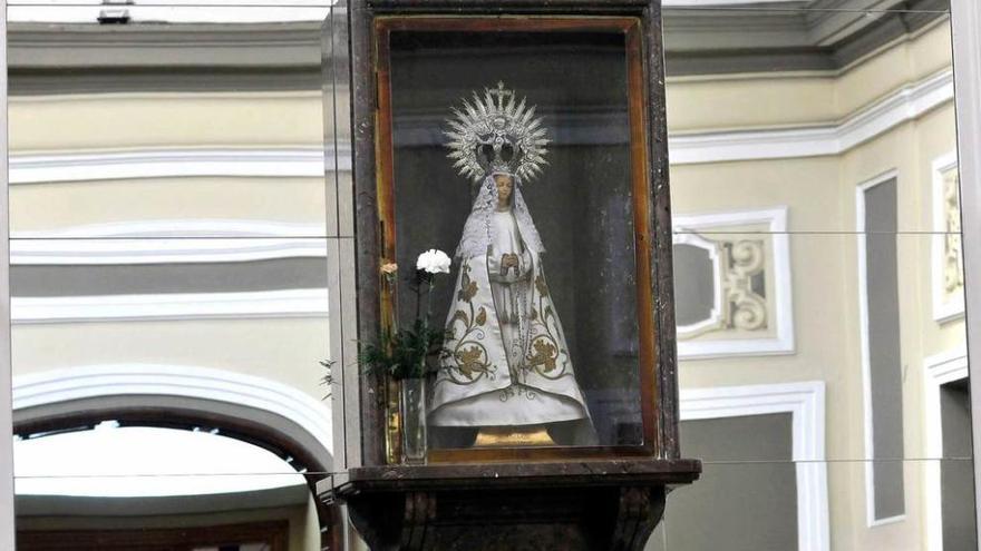 Imagen de la Virgen del Carbayu en el Ayuntamiento de Langreo.