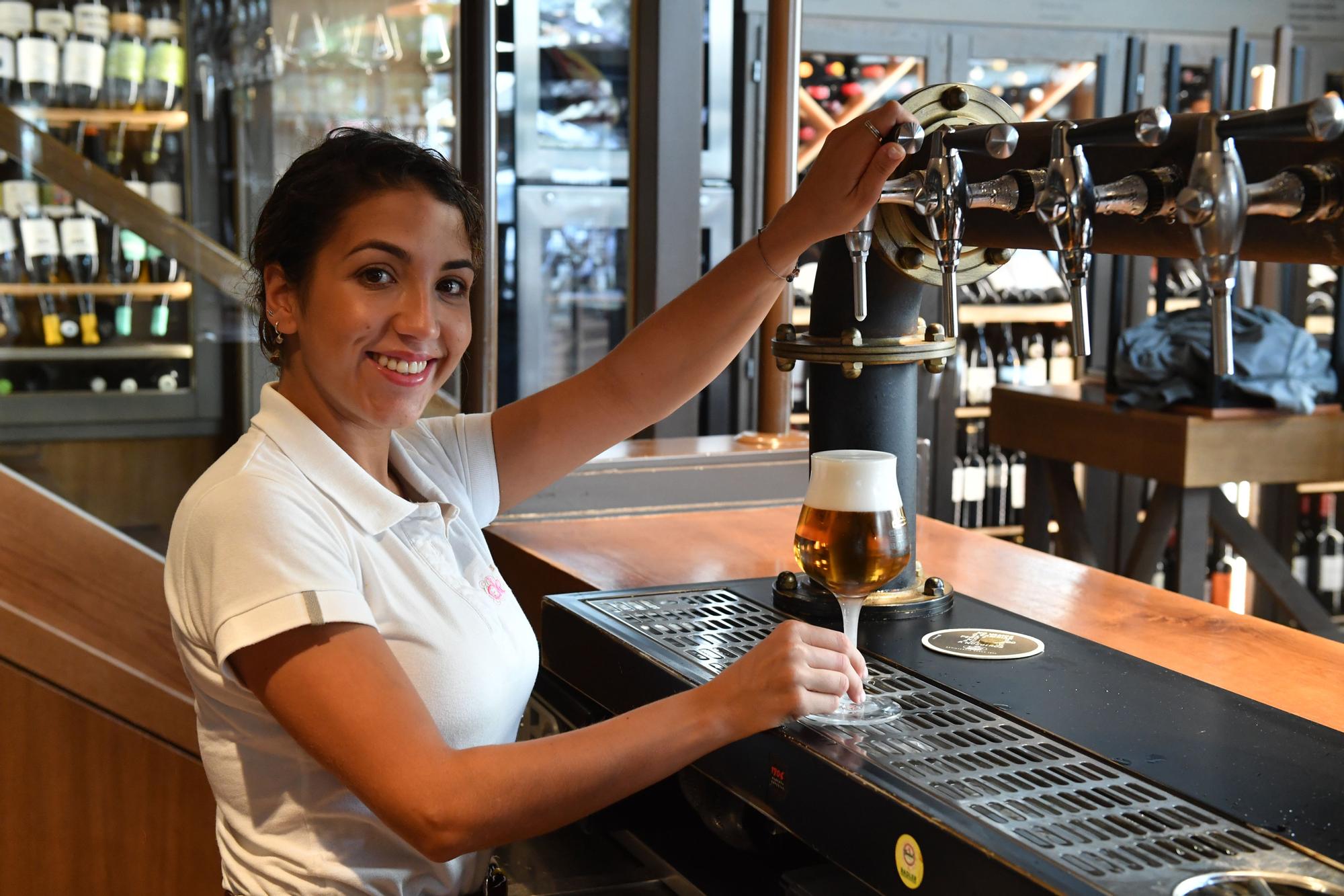 Judith Ínsua, ganadora del Concurso de Tiraje de Cerveza de Estrella Galicia en el Forum Gastronómico de A Coruña