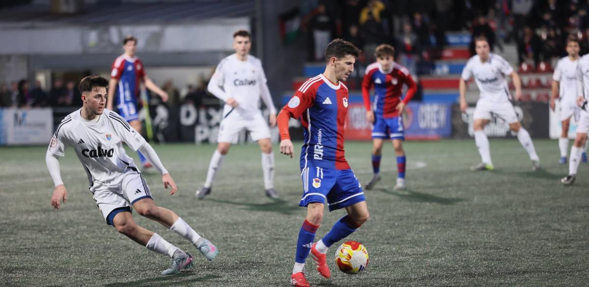 Omar controla el balón bajo la atenta mirada de un futbolista del Bergantiños, ayer, en Ganzábal.  | MARIO CANTELI