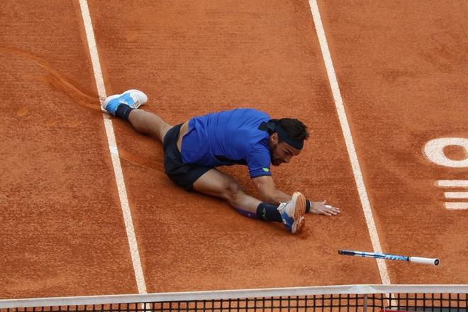 Fabio Fognini, de Italia, cae cuando no le devuelve el balón a Dusan Lajovic de Serbia durante su último partido de tenis del torneo Monte-Carlo ATP Masters Series en Mónaco.