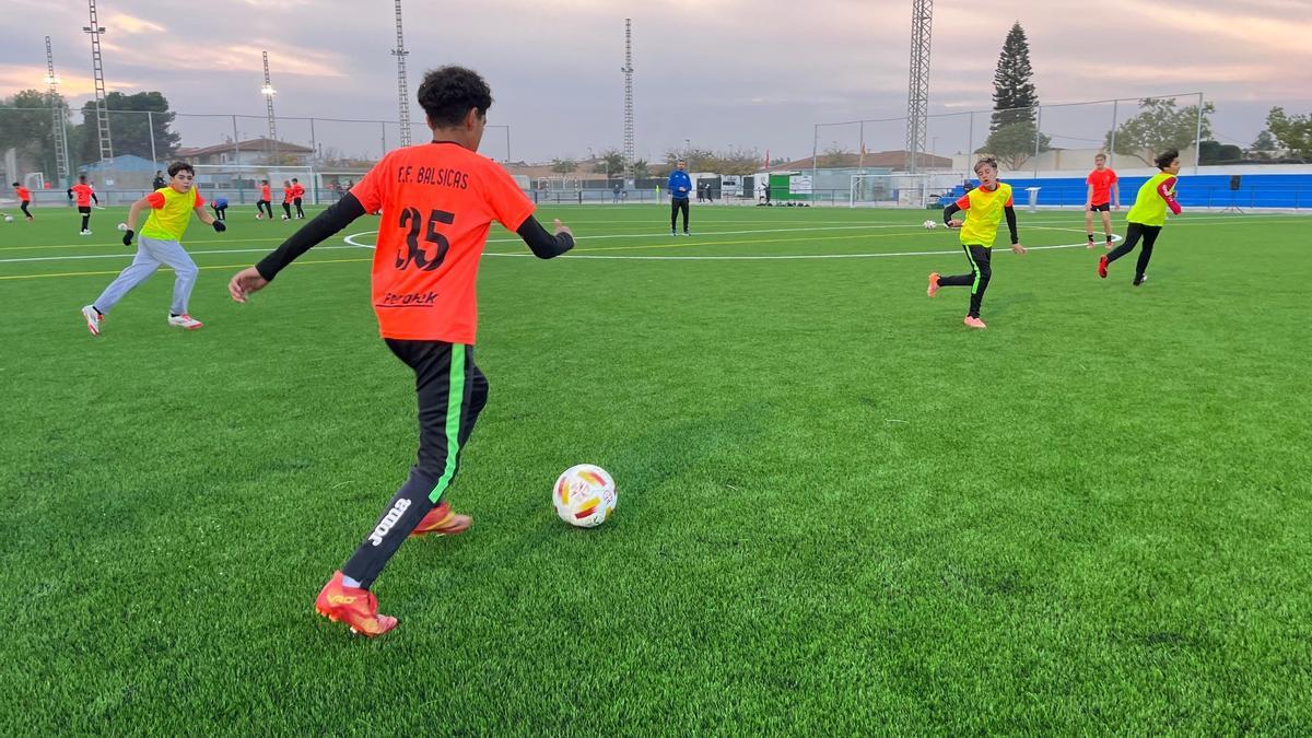 Jóvenes del Balsicas entrenan sobre el césped renovado.