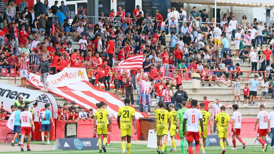 Dos mil aficionats empenyen el CE Manresa cap a la victòria contra el Navalcarnero (1-0)