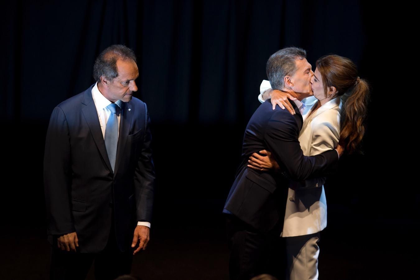 El beso de Julia Awada y Mauricio Macri