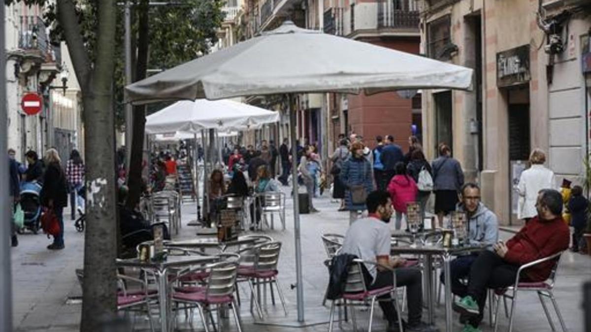 Numerosas terrazas con clientes en el centro de la calle de Blai del Poble Sec, ayer.