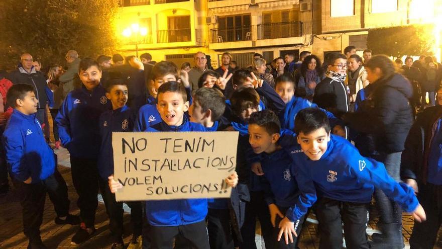 Algunos niños del Atletic de Llíria el lunes, durante la concentración frente al ayuntamiento.