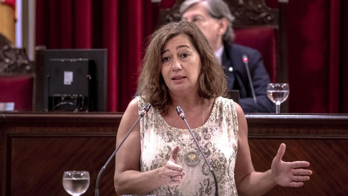 Francina Armengol durante su turno de réplica, modalidad que domina como pez en el agua.