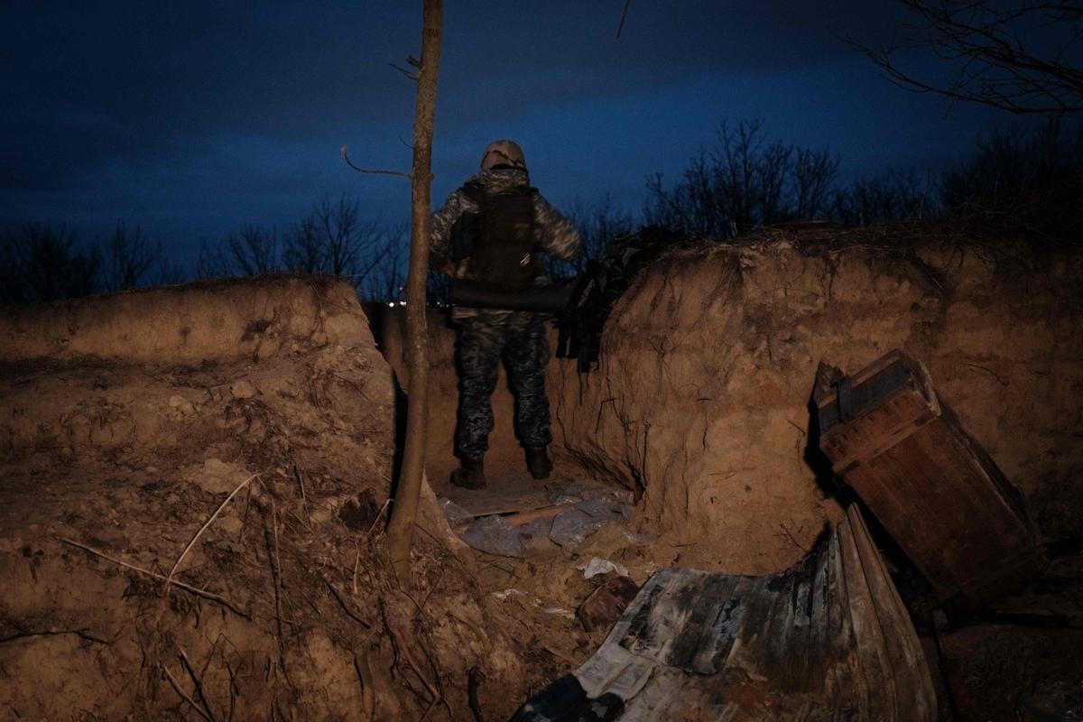 80 voluntarios civiles ucranianos se turnan día y noche para vigilar las amenazas de los drones explosivos Shahed de fabricación iraní lanzados por los rusos, cerca de Kiev .