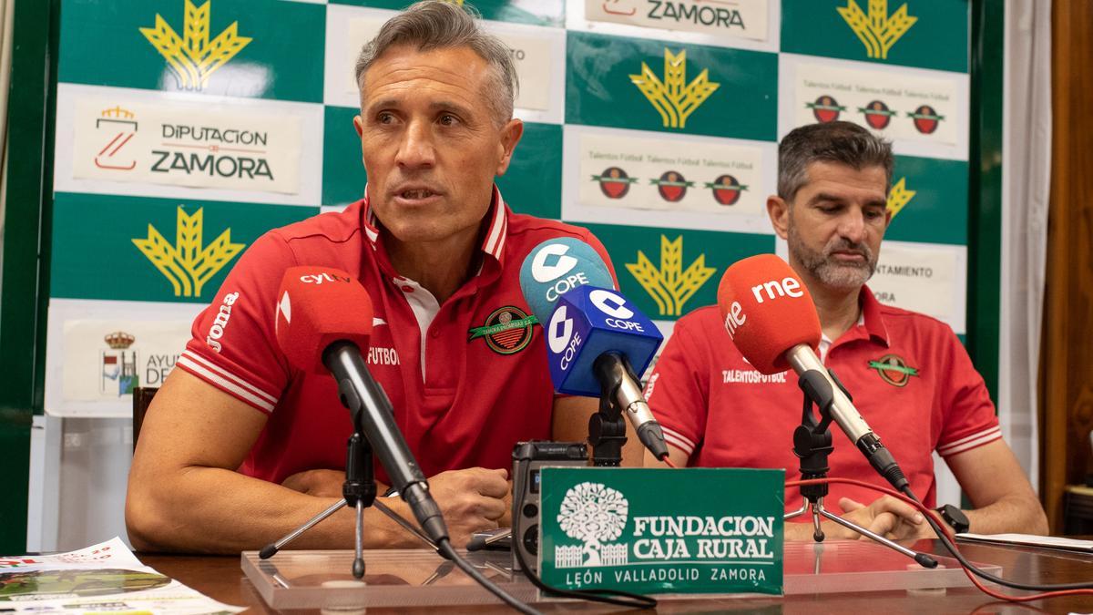 Ángel García y Samuel Merino exponen pormenores del campus de fútbol de Manganeses de la Lampreana.