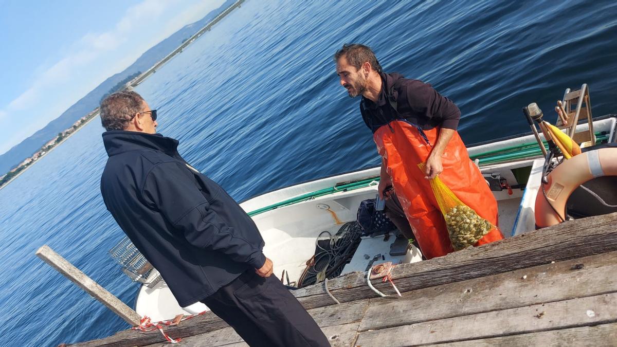 Un mariscador en la batea de control de O Bohído.