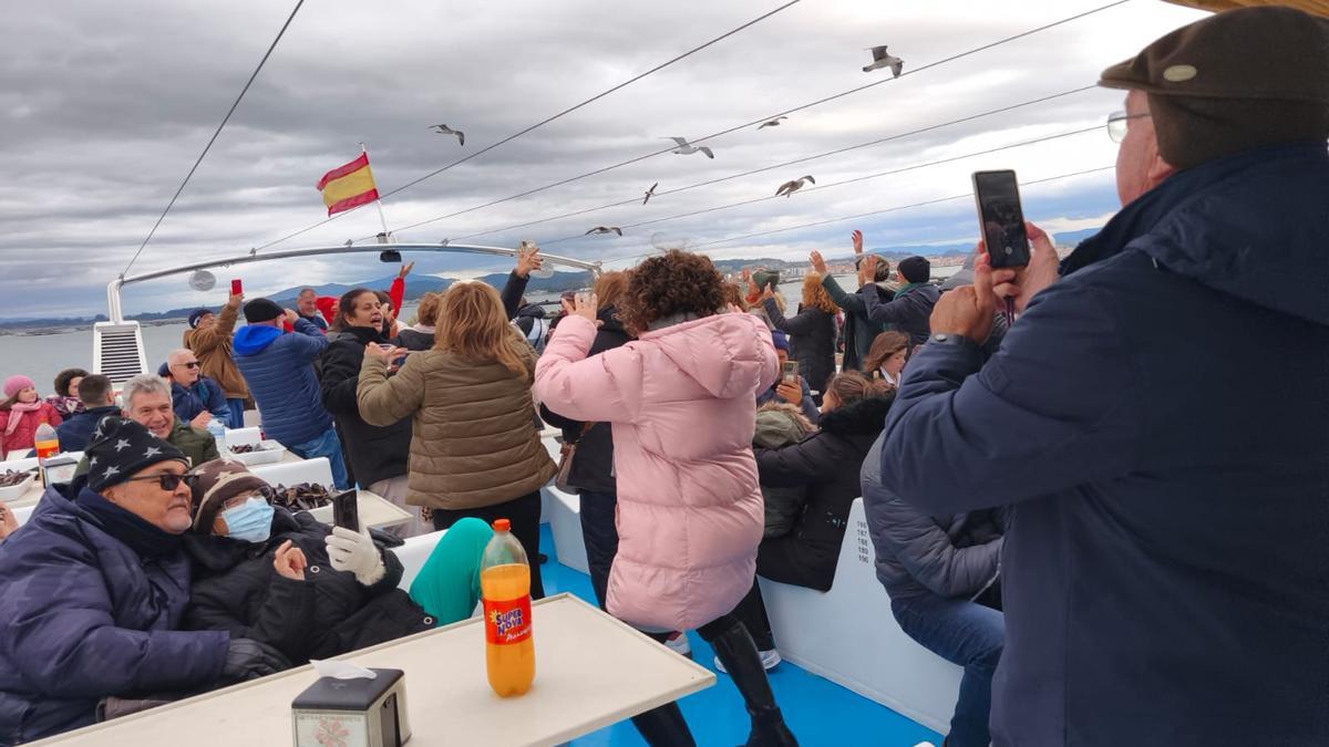 Turistas canarios disfrutando de la Ruta de los Mejillones por Arousa en el catamarán "Gran Cormorán Jet", ayer.