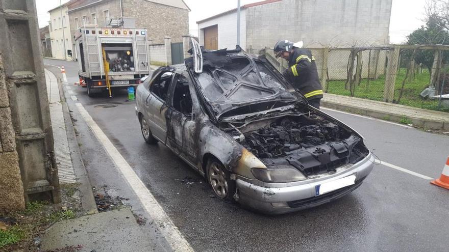 Un cortocircuito quema en minutos un coche en Cambados