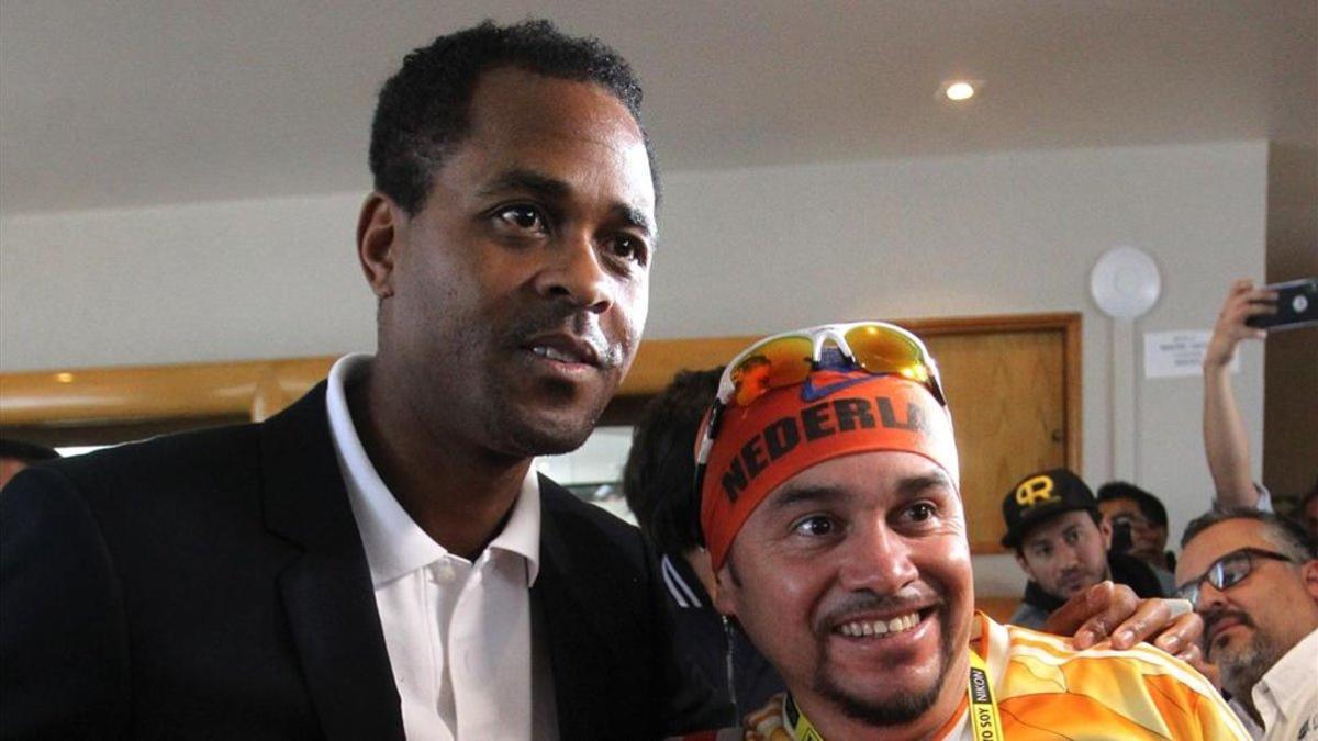 Kluivert, de visita en México, recibió la visita de algunos seguidores de la 'Oranje'