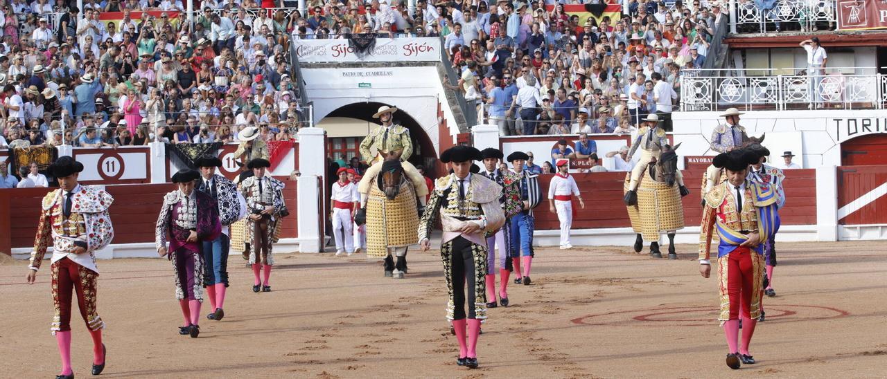 Por la izquierda, José María Manzanares, Andrés Roca Rey y Morante de la Puebla, durante el paseíllo del pasado 17 de agosto en El Bibio, con la plaza llena.