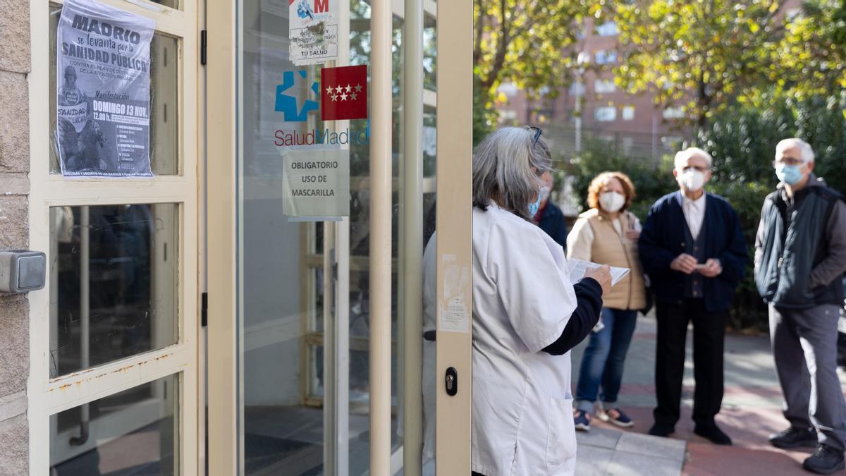 Una enfermera llama a pacientes a las puertas un centro sanitario de Madrid.