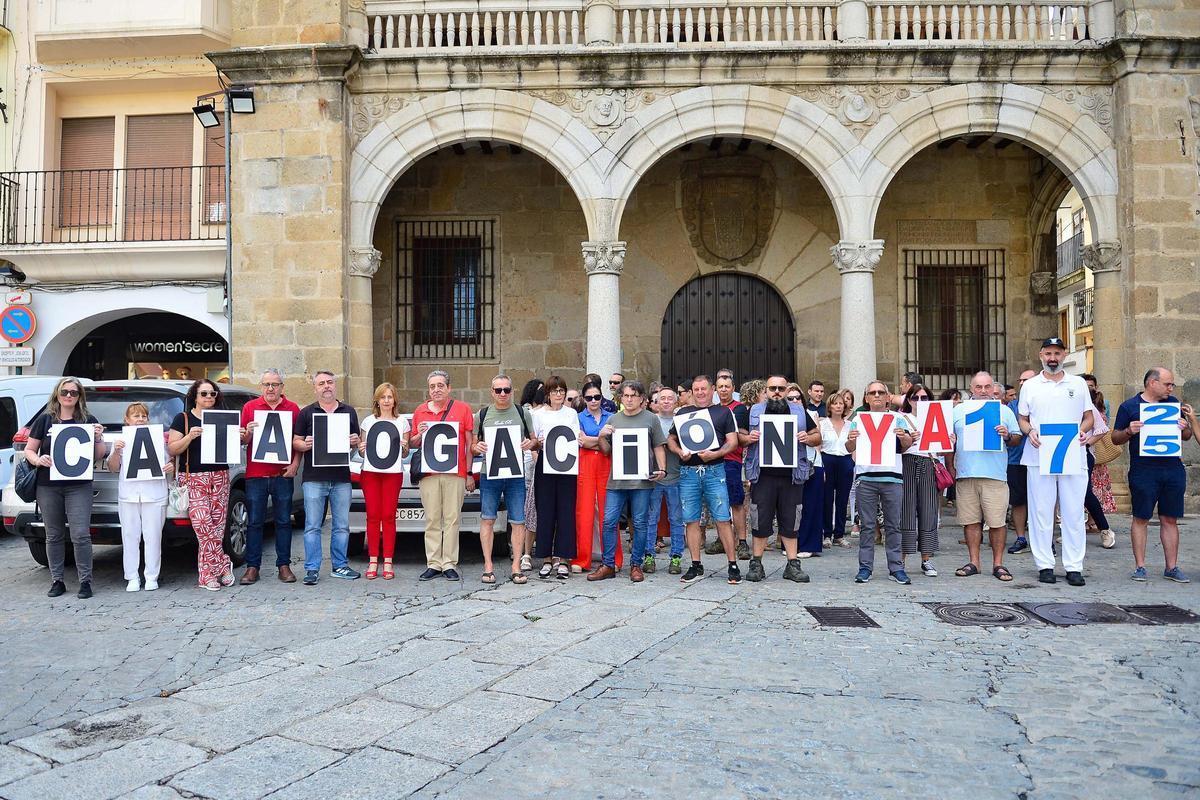 Protesta de trabajadores del Ayuntamiento de Plasencia por la falta de catalogación municipal.