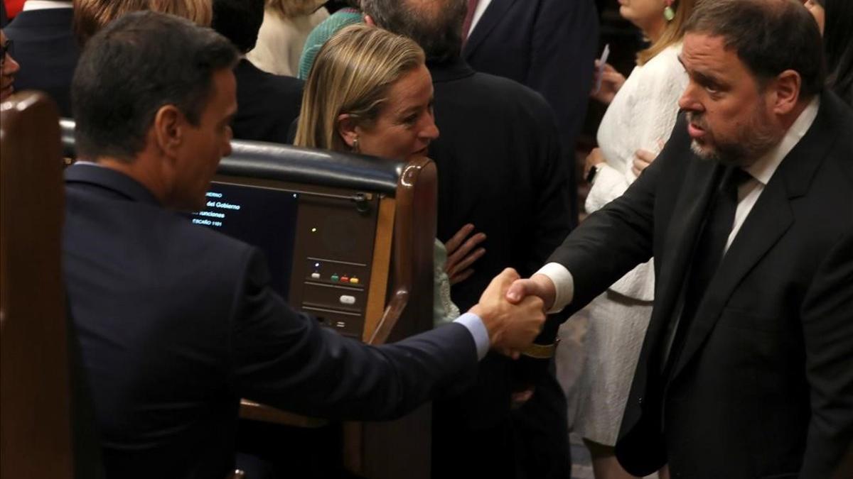 Saludo entre Pedro Sánchez y Oriol Junqueras, en el Congreso de los Diputados