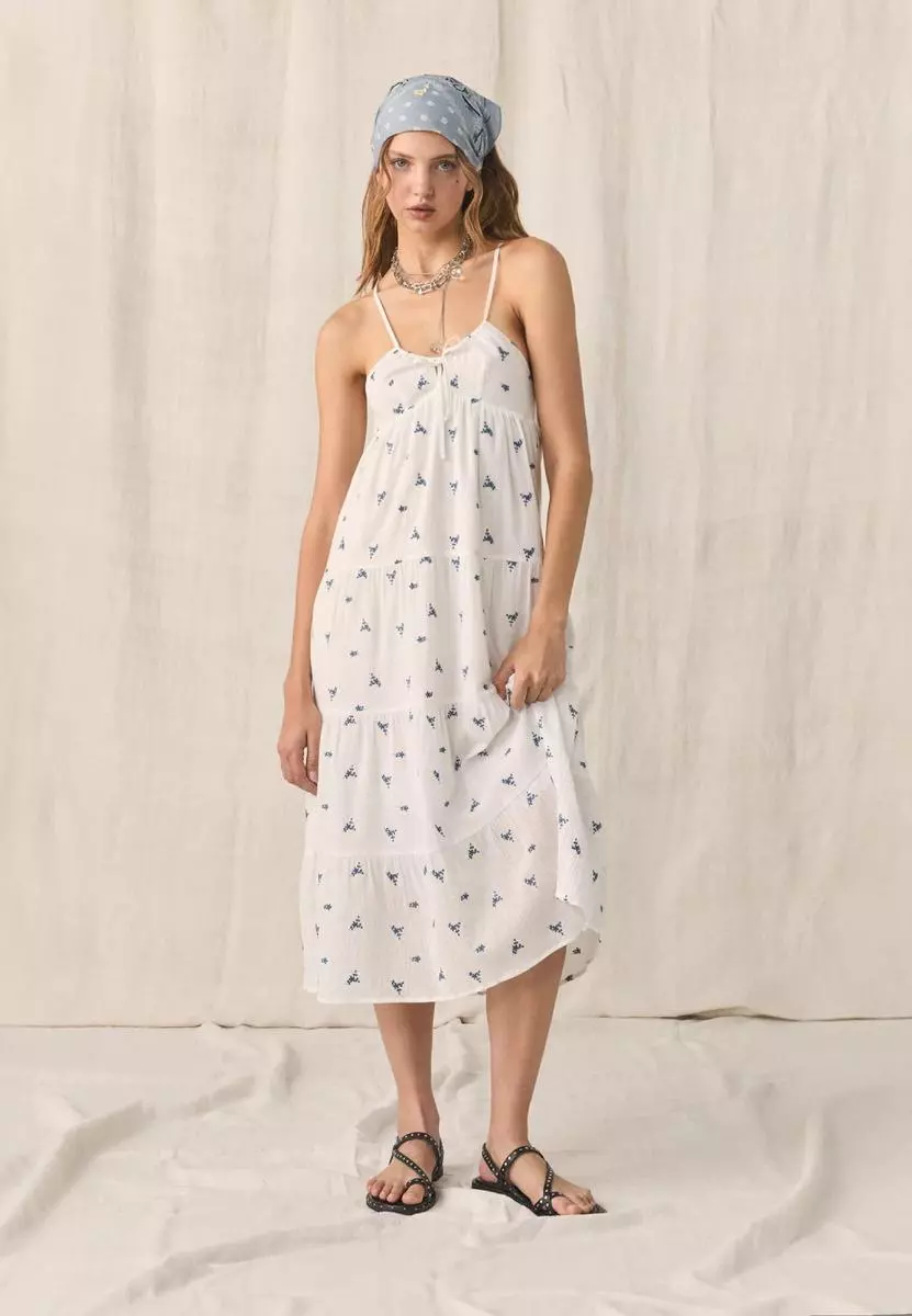 Renueva tu armario de verano con las últimas 5 novedades imprescindibles de Stradivarius 6 Moncloa Vestido fluido midi bordado: el aliado perfecto para cualquier ocasión