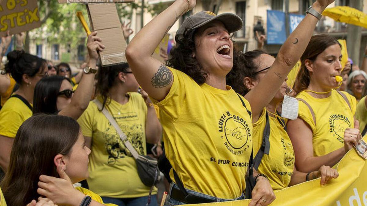 Diverses professores en la manifestació per l’educació, ahir. | BELÉN GONZÁLEZ