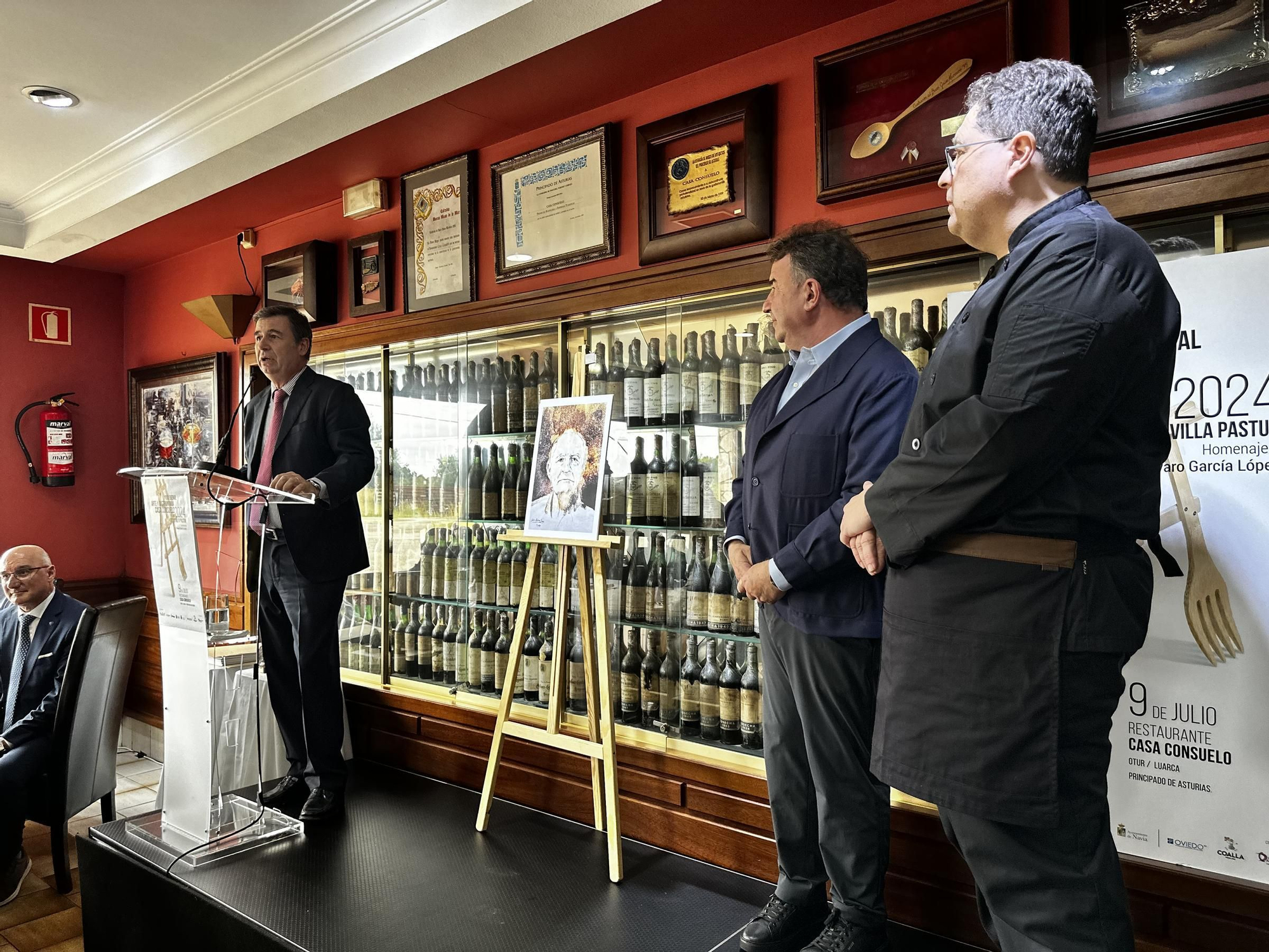 EN IMÁGENES: El homenaje póstumo al hostelero Álvaro López en su casa y coincidiendo con la Bienal de Arte