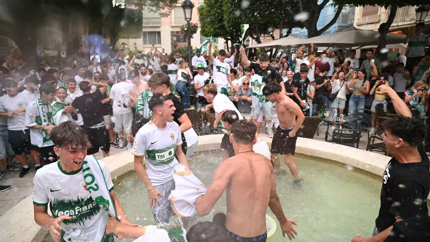 El centro de Elche ya celebra el ascenso a Primera del equipo franjiverde
