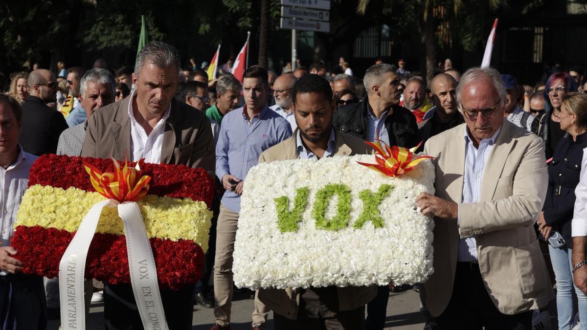 Garriga y Ortega Smith participan en la ofrenda florar a Colón en Barcelona