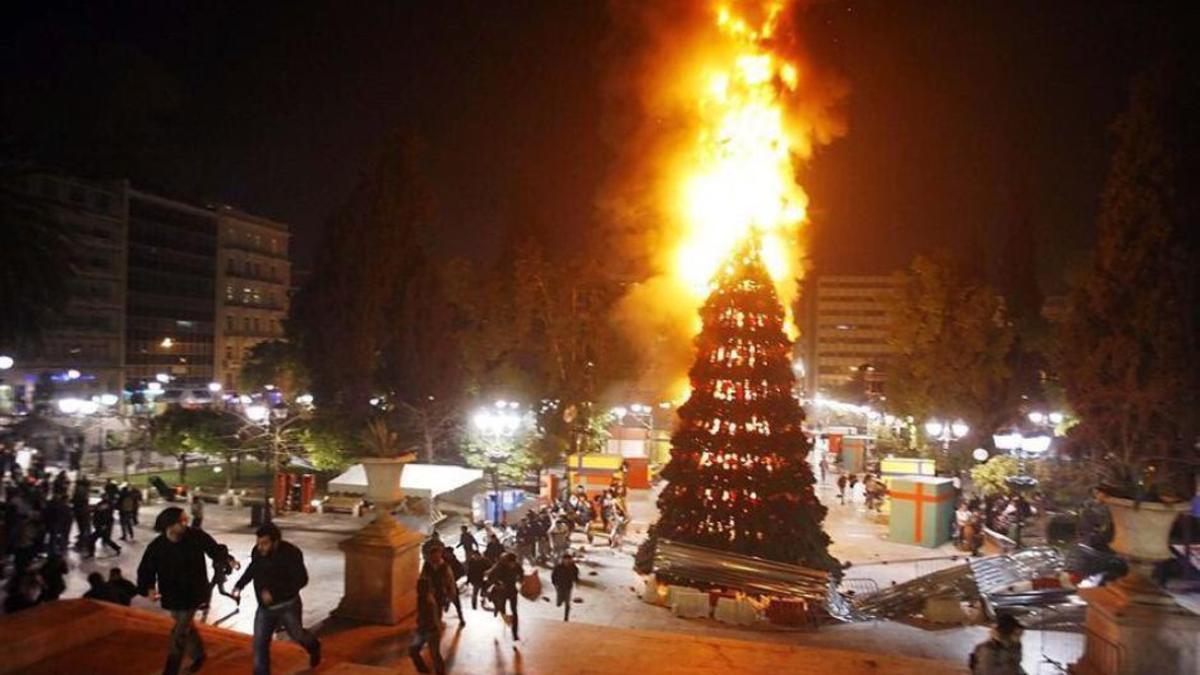 IU Madrid felicita la Navidad con un árbol en llamas