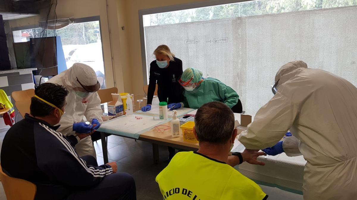 Empleados municipales en unas pruebas del coronavirus durante el estado de emergencia.