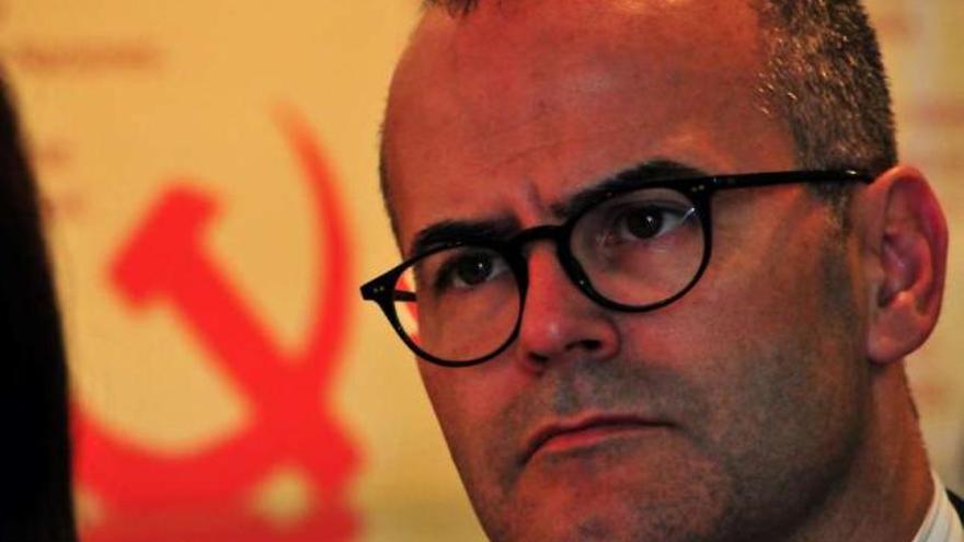 Xesús Vázquez, conselleiro de Cultura, durante la lectura de textos de Valle. // Iñaki Abella