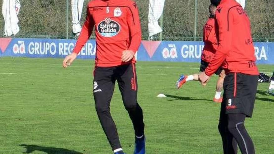 Mosquera, con el balón, durante el entrenamiento de ayer.